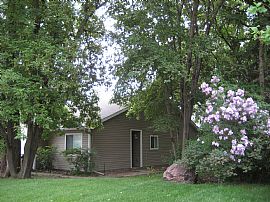 Spacious 2 Bedroom Townhouse with Vaulted Ceilings  in Burnsville, MN (Photo 2 of 3)