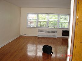 Large, Bright 2 Bedroom Apartment in Nice Quiet Area in Woodhaven, NY (Photo 2 of 5)