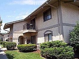 Outstanding 2 Bedroom Apartment with  Balcony and Parking in Milwaukee, WI (Photo 2 of 12)