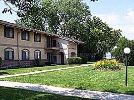 Outstanding 2 Bedroom Apartment with  Balcony and Parking in Milwaukee, WI (Photo 4 of 12)