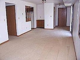 Outstanding 2 Bedroom Apartment with  Balcony and Parking in Milwaukee, WI (Photo 5 of 12)