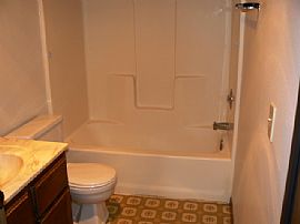 Outstanding 2 Bedroom Apartment with  Balcony and Parking in Milwaukee, WI (Photo 7 of 12)