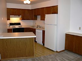 Outstanding 2 Bedroom Apartment with  Balcony and Parking in Milwaukee, WI (Photo 8 of 12)