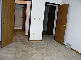 Outstanding 2 Bedroom Apartment with  Balcony and Parking in Milwaukee, WI (Photo 9 of 12)