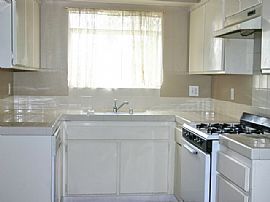 Great Spacious 3 Bedroom Townhouse with Gas-Only Fireplace in Pomona, CA (Photo 2 of 6)