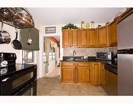 Remodeled 2 Bedroom  Bungalow Home with Whirlpool Bath Tub in Saint Petersburg, FL (Photo 3 of 9)