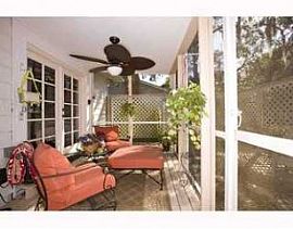 Remodeled 2 Bedroom  Bungalow Home with Whirlpool Bath Tub in Saint Petersburg, FL (Photo 7 of 9)