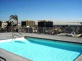 Large Studio in Hollywood, Rooftop Pool, Close to Runyon Canyon in West Hollywood, CA