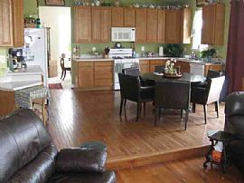 Beautiful and Spacious 4 Bedroom Home with Hardwood Floors in Leesburg, VA (Photo 2 of 11)