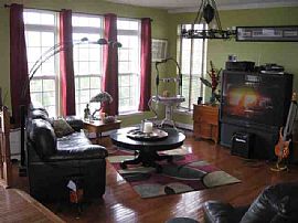 Beautiful and Spacious 4 Bedroom Home with Hardwood Floors in Leesburg, VA (Photo 3 of 11)