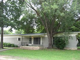 Great 2 Bedroom Corner Mobile Home with Beautiful Trees! in Smithville, TX (Photo 3 of 5)