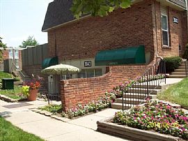 Beautiful 1 Bedroom Apartment - Located on 7 Acre Park in Kettering, OH