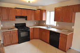 Delightful 3 Bedroom Single House with Studio in Staten Island, NY (Photo 2 of 4)