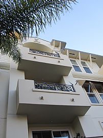 Beautiful 3 Bedroom Penthouse Condo with Mountain View in West Toluca Lake, CA (Photo 5 of 5)