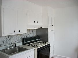 3 Room Plus Livingroom in Allentown, PA (Photo 4 of 12)