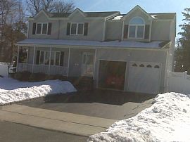 Upscale, 1 Br Apt in Private Home- Utilities Included in Deer Park, NY