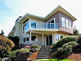 Impeccable 4 Bedroom Home with Somerset View in Bellevue, WA (Photo 2 of 2)