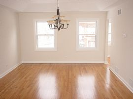 Holiday Special! Upscale 5 Bedroom Home For Large Family in Gurnee, IL (Photo 3 of 8)