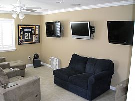 Attractive 4 Bedroom Home - Near Everything in San Diego, CA (Photo 2 of 5)