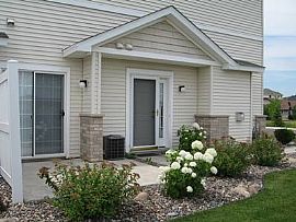 Nearly New 3 Bedroom End Unit Townhouse with Spacious Kitchen in Maple Grove, MN