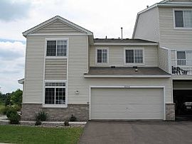Nearly New 3 Bedroom End Unit Townhouse with Spacious Kitchen in Maple Grove, MN (Photo 2 of 6)