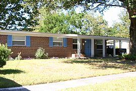 3/2 + Huge Bonus Room, Fenced Yard, Available Asap 1500 Sq Ft in Jacksonville, FL