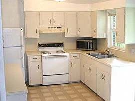 3/2 + Huge Bonus Room, Fenced Yard, Available Asap 1500 Sq Ft in Jacksonville, FL (Photo 5 of 12)