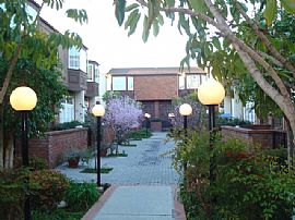 Very Bright 3 Bedroom Townhouse with Marble Fireplace in Encino, CA (Photo 3 of 5)