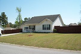 Cozy 3 Bedroom Home in Great Neighborhood and Close to Beach in Wilmington, NC (Photo 2 of 12)