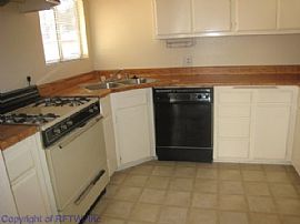 Splendid 2 Bedroom Duplex Home with Single Garage in Murrieta, CA (Photo 2 of 6)