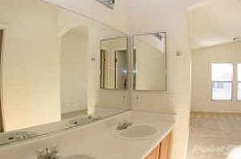 Great 2 Bedroom Townhouse in Quiet Gated Community in Henderson, NV (Photo 3 of 4)