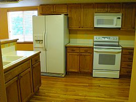 Large 4 Bedroom Home Near Ft. Carson and Shopping  in Fountain, CO (Photo 5 of 12)