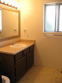 Ideal 3 Bedroom Home with Remodeled Kitchen - Available 8/1 in Renton, WA (Photo 3 of 4)