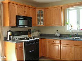 2004 Built 3br 2.5 Ba Single Family House in Naugatuck, CT (Photo 2 of 11)