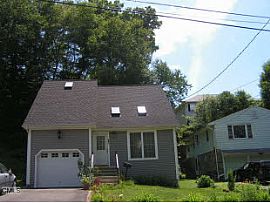 2004 Built 3br 2.5 Ba Single Family House in Naugatuck, CT (Photo 4 of 11)