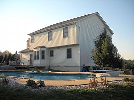 4bedrm on 1 Acre with Pool in Mount Airy, MD (Photo 2 of 2)