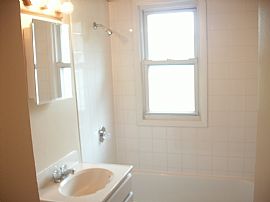 Lovely 3 Bedroom Upper Apartment near Villard and Sherman Blvd in Milwaukee, WI (Photo 4 of 5)