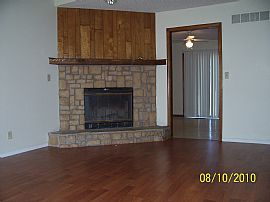 Newly Updated 3 Bedroom Duplex Home in Great Location in Overland Park, KS (Photo 2 of 4)