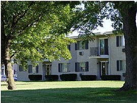 Charming 1 Bedroom Apartment with Spacious Grounds  in Dekalb, IL