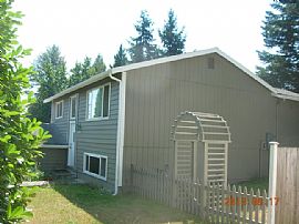 Beautiful 4 Bedroom Home with 2 Car Garage  in Kirkland, WA (Photo 3 of 7)