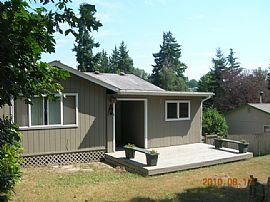 Beautiful 4 Bedroom Home with 2 Car Garage  in Kirkland, WA (Photo 4 of 7)