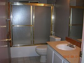 Beautiful 4 Bedroom Home with 2 Car Garage  in Kirkland, WA (Photo 5 of 7)