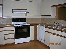 Beautiful 4 Bedroom Home with 2 Car Garage  in Kirkland, WA (Photo 6 of 7)