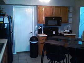 Beautiful !!! Upgraded Townhouse in Streamwood, IL (Photo 4 of 4)