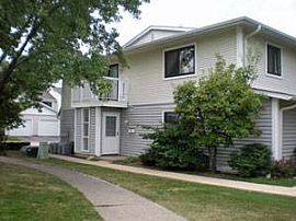Attractive 2 Bedroom Townhouse in Great Location  in Schaumburg, IL