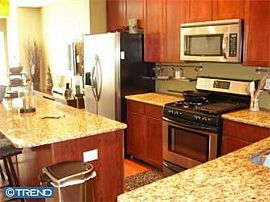 Luxury 3 Bedroom Townhouse with Gourmet Kitchen in Philadelphia, PA (Photo 3 of 4)