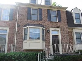 Nice Townhouse in Bethesda – Walk to Grosvenor Park Metro  in North Bethesda, MD