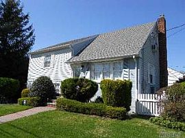 Lovely 3 Bedroom Split Level Home - Open Ended Option to Buy in Garden City South, NY (Photo 2 of 3)