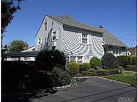 Lovely 3 Bedroom Split Level Home - Open Ended Option to Buy in Garden City South, NY (Photo 3 of 3)