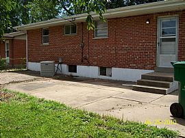 Gorgeous 3 Bedroom Ranch Home with Finished Basement  in Spanish Lake, MO (Photo 4 of 7)